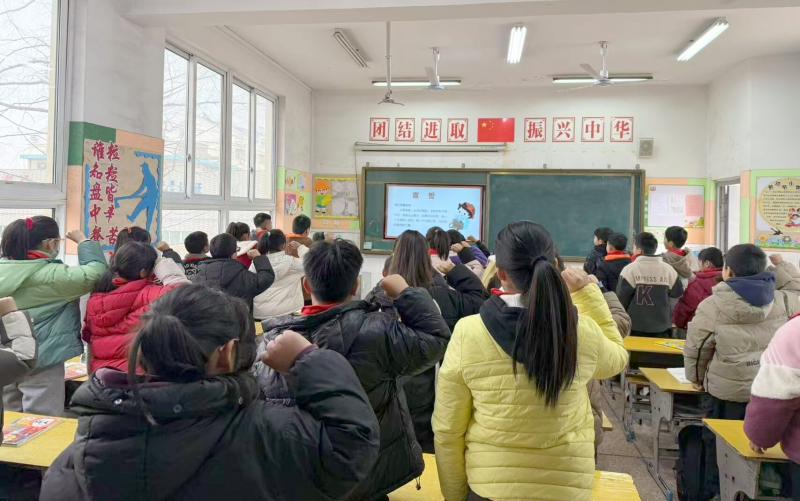 四2班 法治教育晨会课 (3).jpg