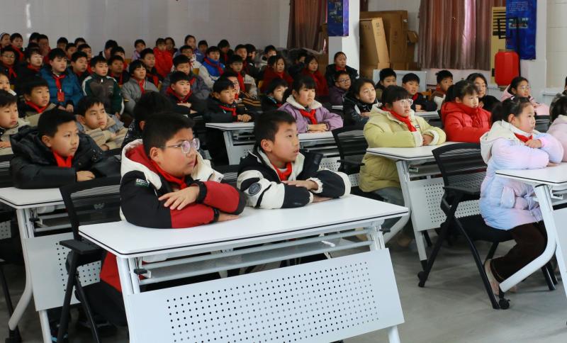 安全讲座学生认真聆听照5-1.jpg